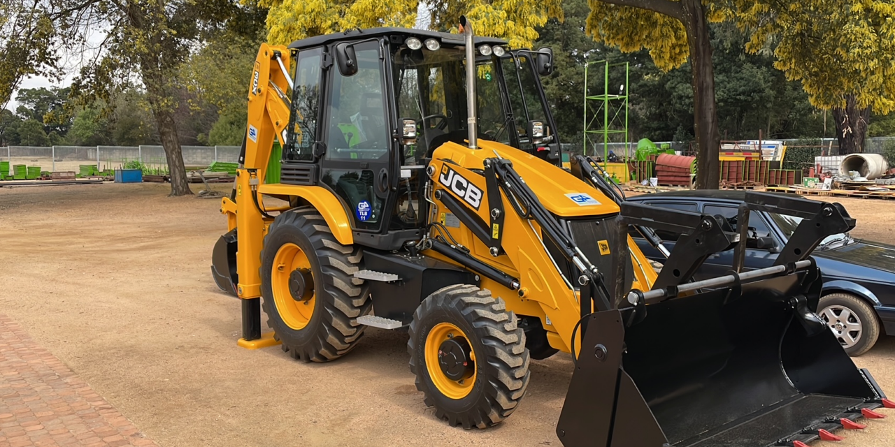 G4 Mining and Civils Purchases New Komatsu PC210-10MO Hydraulic Excavator And JCB 3CX Global Backhoe